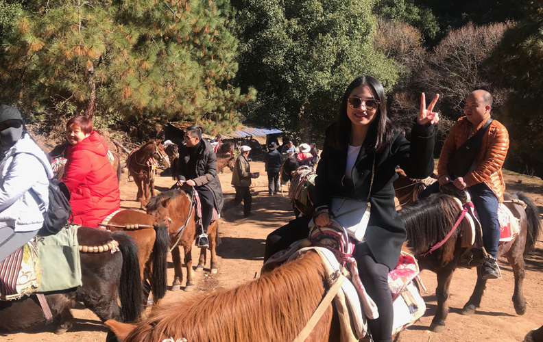 吃罷中午飯就是中外的茶馬古道—騎馬之旅！